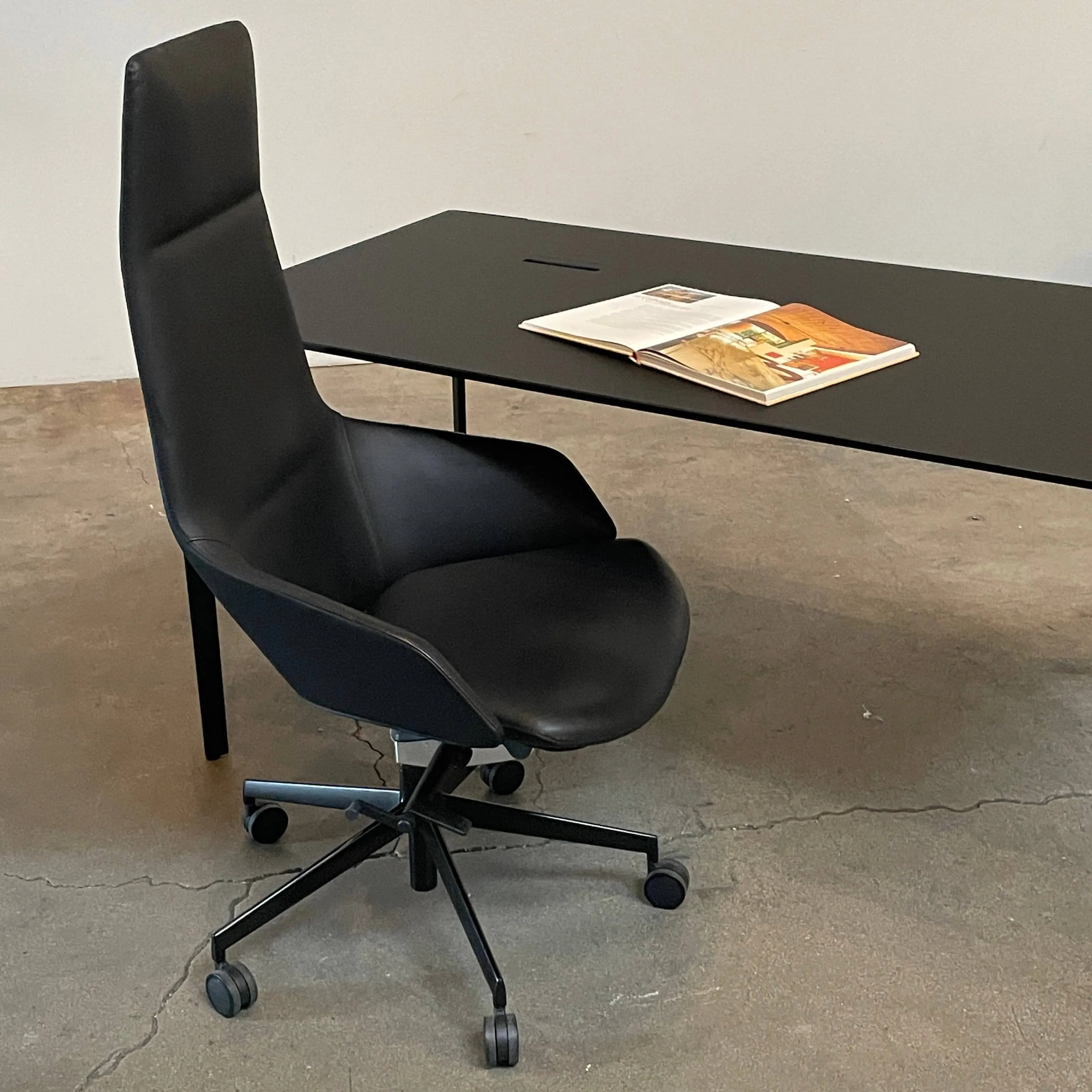 Arper Nuur Office Table - Left side wire management