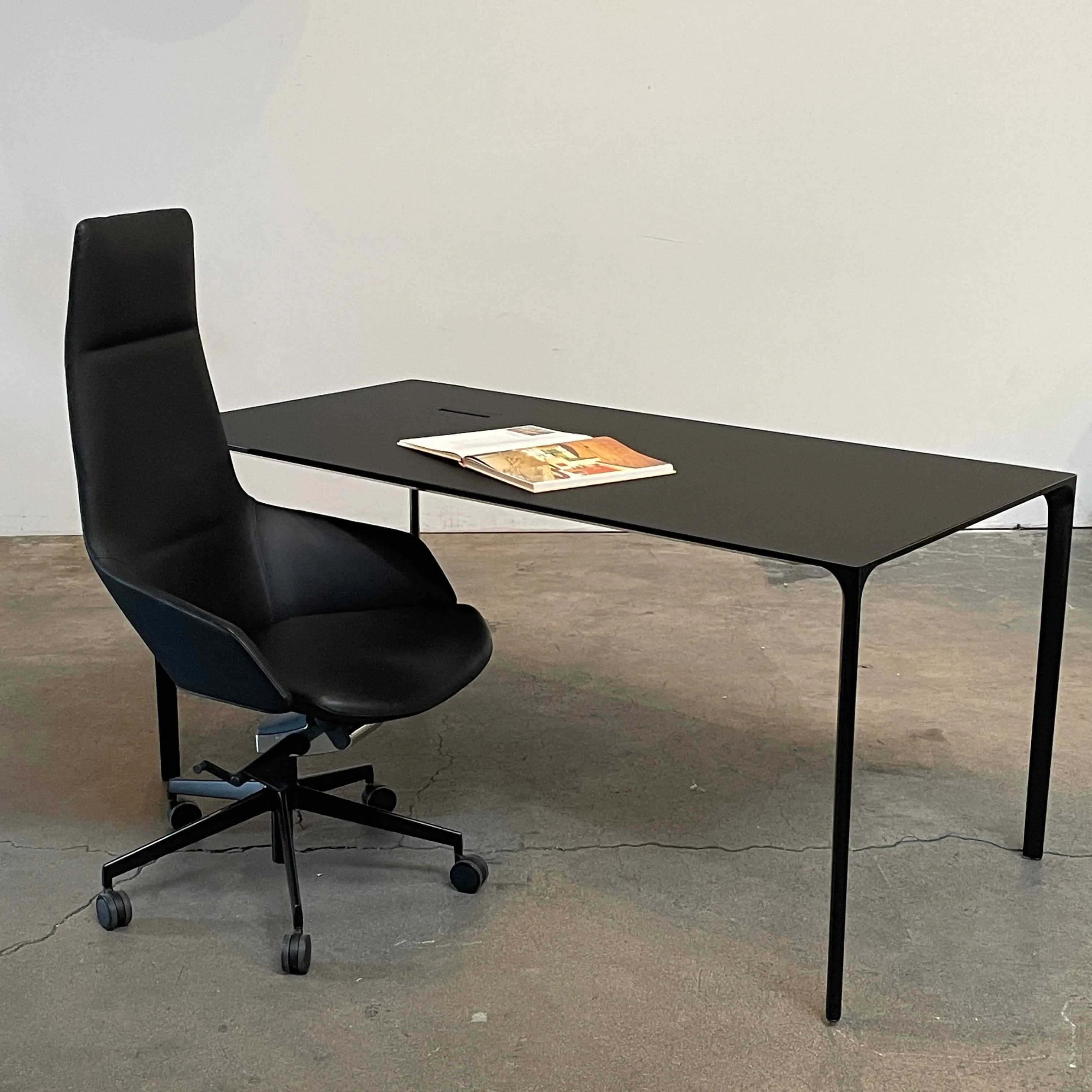 Arper Nuur Office Table - Left side wire management