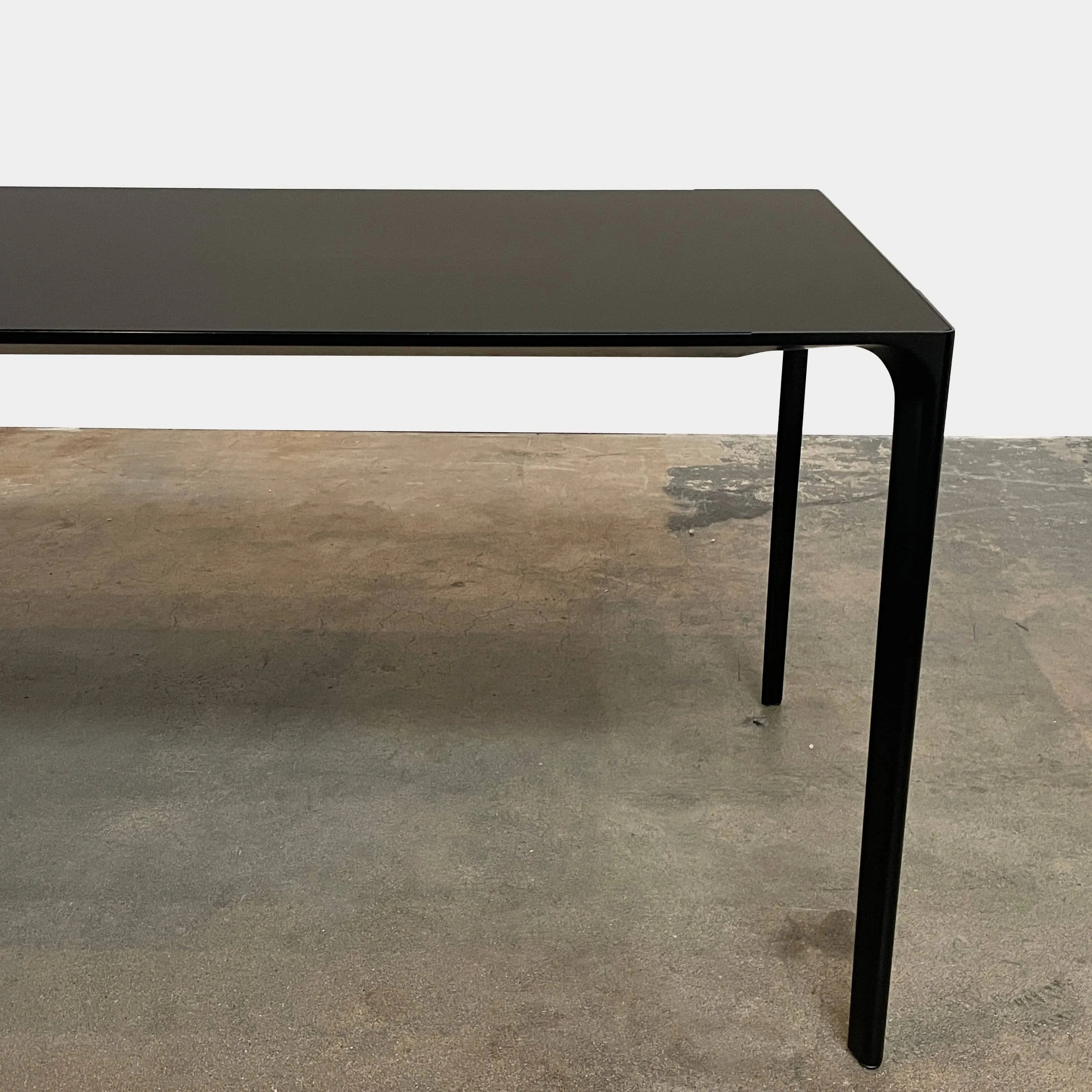 Arper Nuur Office Table - Left side wire management