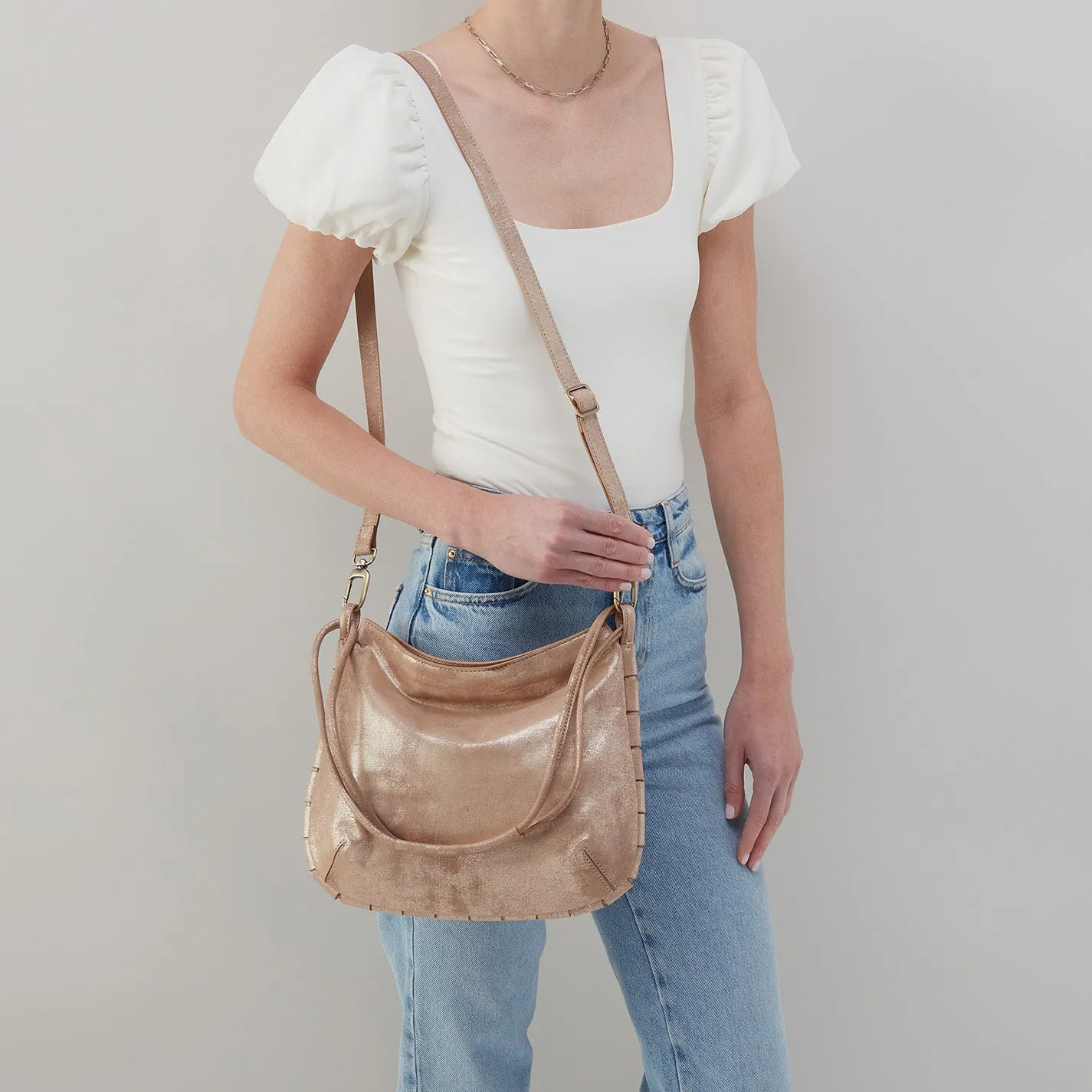 Phoebe Shoulder Bag In Metallic Leather - Gilded Beige